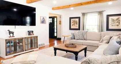 26 Lakewood · Large 5br Saratoga Home, within a mile of track.