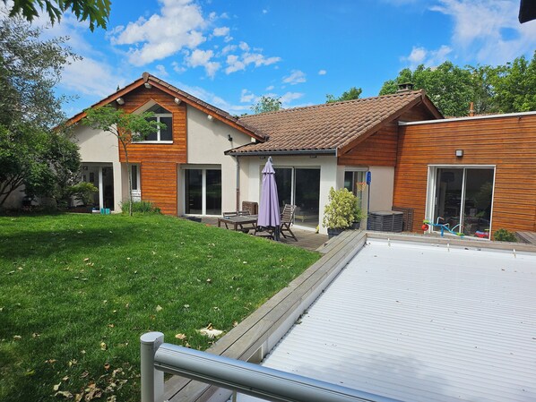 Outdoor dining - Large house with swimming pool in Lyon ideal for families, close to transport links (Lyon)