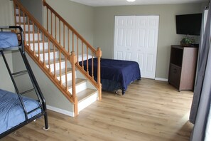 3 habitaciones, tabla de planchar con plancha, wifi y ropa de cama 