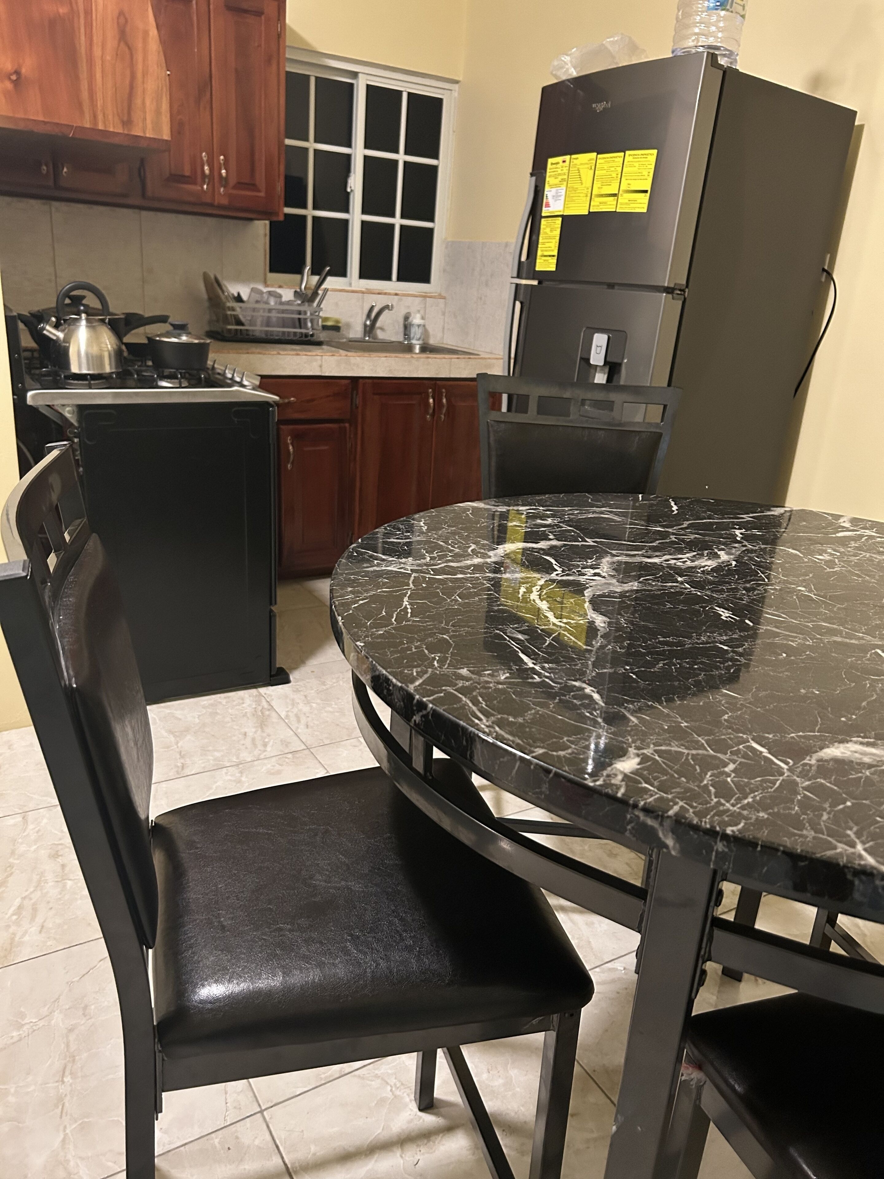 Refrigerador, microondas, parrilla de estufa y tetera eléctrica 