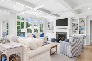 Una Smart TV, una chimenea, una mesa de tenis de mesa, libros