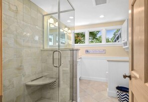 Combined shower/tub, towels
