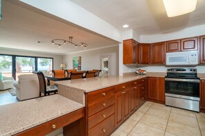 Condo, 2 habitaciones | Cocina privada | Refrigerador, horno, cafetera y tetera y tostadora 