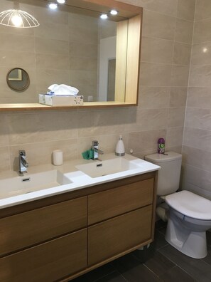 Douche, serviettes fournies