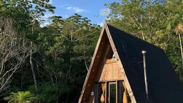 Vista frontal de la propiedad