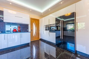 Jääkaappi, mikroaaltouuni, uuni, astianpesukone