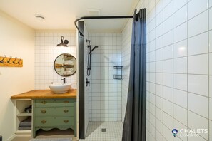 Douche, sèche-cheveux, serviettes fournies