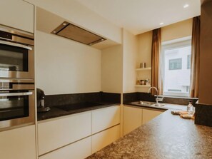 Een koelkast, een microgolfoven, een oven, een vaatwasser