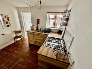 Frigorifero, forno, piano cottura, lavastoviglie