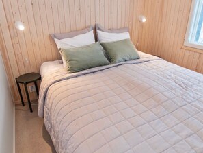 3 bedrooms, desk, internet