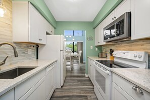 Frigorifero, microonde, forno, piano cottura