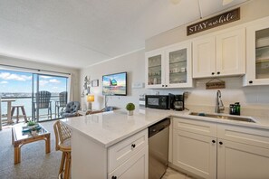 Refrigerador, microondas, horno y lavavajillas 