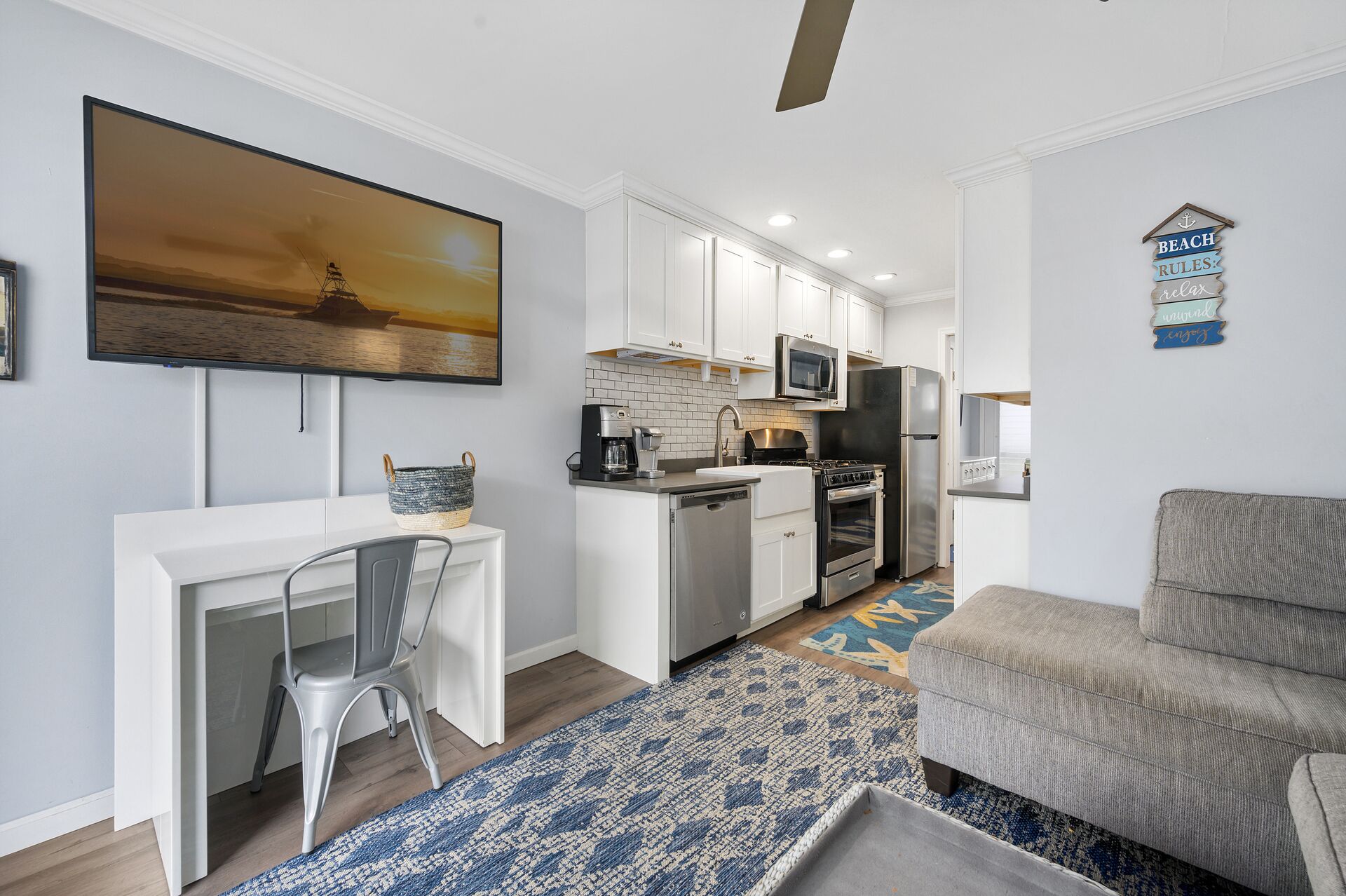 Jääkaappi, mikroaaltouuni, uuni, astianpesukone