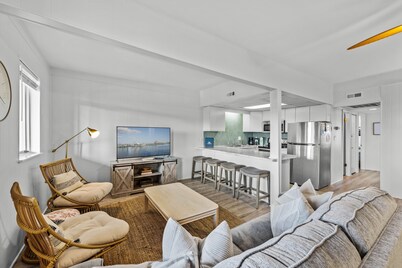 Lost Colony 313A- Cozy retreat nestled in North OC