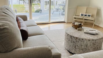 Una Smart TV, una mesa de tenis de mesa