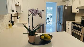 Jääkaappi, mikroaaltouuni, liesi, astianpesukone