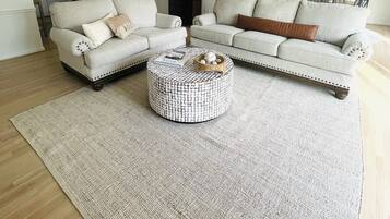 Una Smart TV, una mesa de tenis de mesa