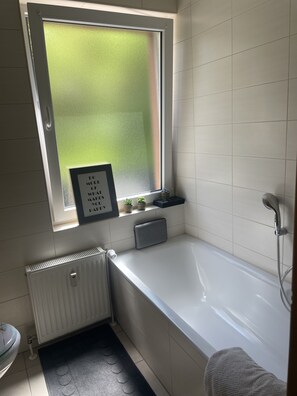 Secador de pelo, toallas y jabón