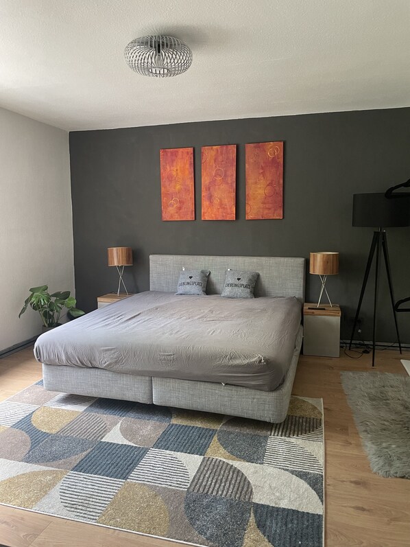 2 bedrooms, travel cot, WiFi, bed sheets