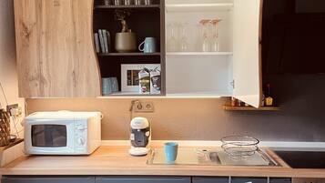 Kühlschrank, Mikrowelle, Ofen, Herdplatte