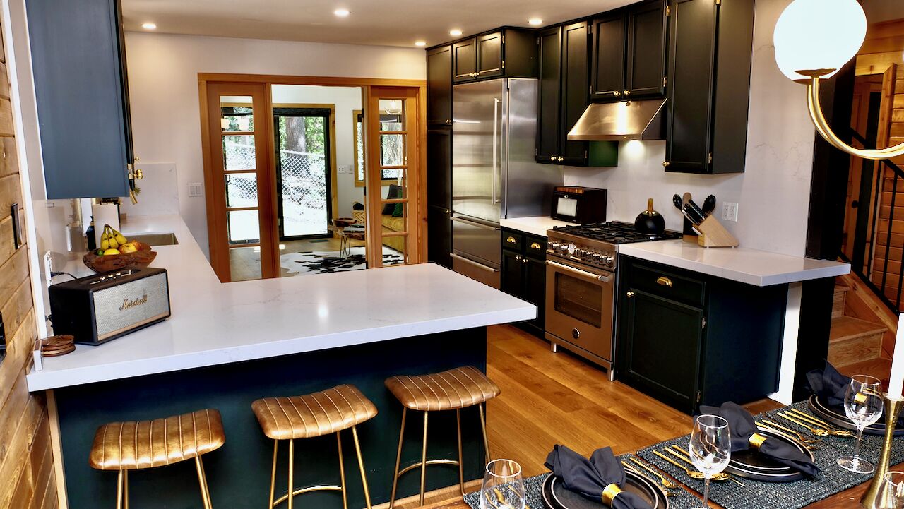 Epic Cabin, Modern Kitchen, Hot Tub & Firepit