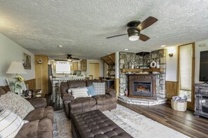 TV, fireplace - Your ultimate Sugar Mountain getaway - just steps from the slopes. (Sugar Mountain)
