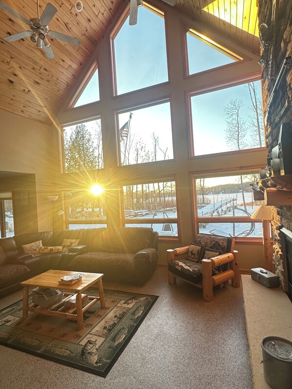 Fernseher, Kamin, DVD-Player, Bücher