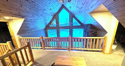 Cozy A- frame cabin on Hill Lake