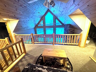 Cozy A- frame cabin on Hill Lake