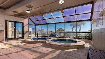 Bañera de hidromasaje interior