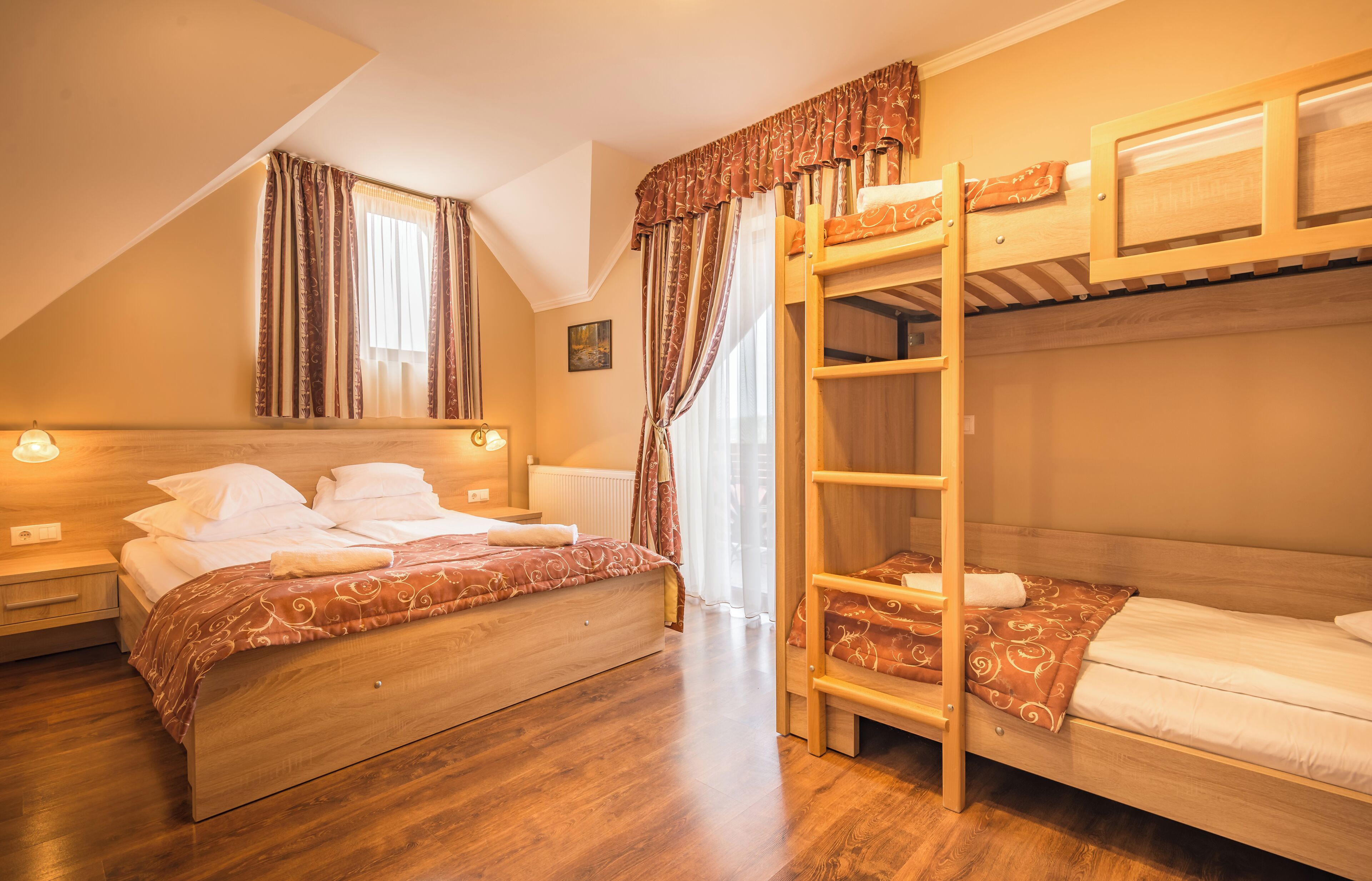 Schreibtisch, schallisolierte Zimmer, Bügeleisen/Bügelbrett