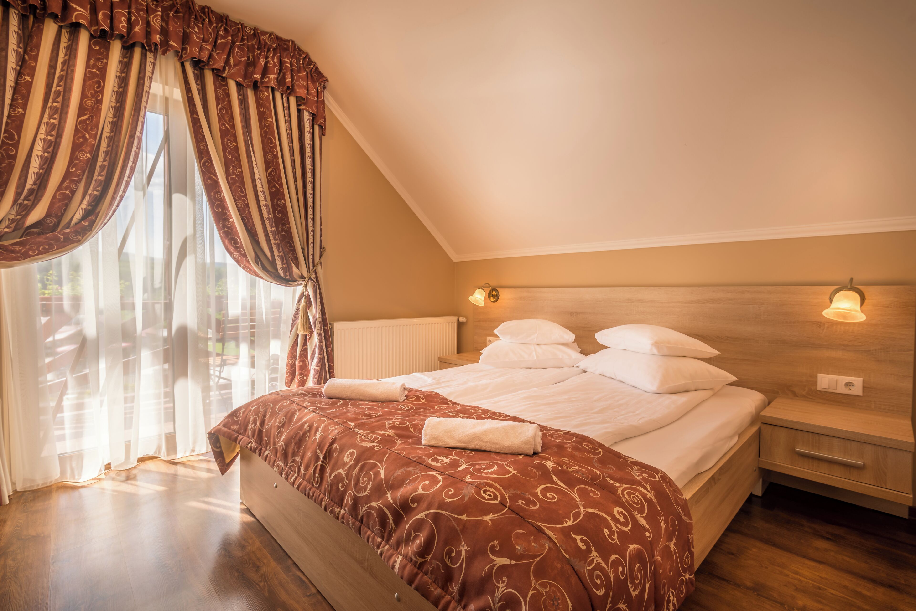 Schreibtisch, schallisolierte Zimmer, Bügeleisen/Bügelbrett