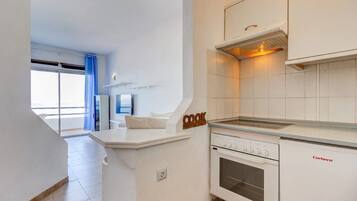 Køleskab, mikrobølgeovn, ovn, kogeplade