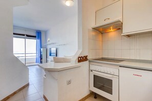 Fridge, microwave, oven, stovetop - Vacation 'Estudio Playa Paraíso' with Sea View, Private Terrace and Wi-Fi (Adeje)