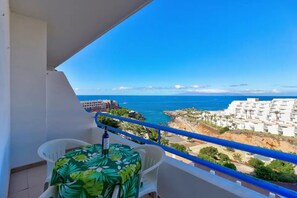 Outdoor dining - Vacation 'Estudio Playa Paraíso' with Sea View, Private Terrace and Wi-Fi (Adeje)