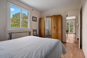 2 bedrooms, free WiFi, bed sheets - Vacation Home "Chalet Echalas" with Private Terrace, Private Garden & Wi-Fi (Échalas)