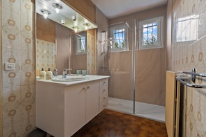 Badewanne, Haartrockner, Handtücher