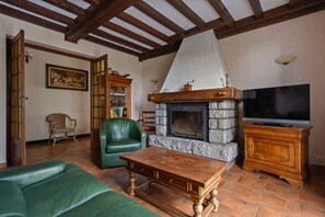 TV, stereo - Vacation Home "Chalet Echalas" with Private Terrace, Private Garden & Wi-Fi (Échalas)