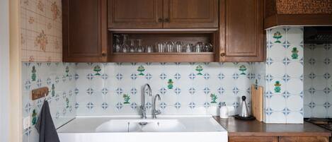 Réfrigérateur, micro-ondes, plaque de cuisson, lave-vaisselle