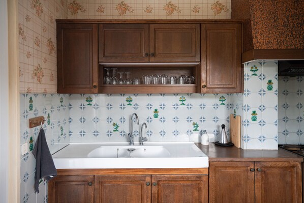 Køleskab, mikrobølgeovn, kogeplade, opvaskemaskine