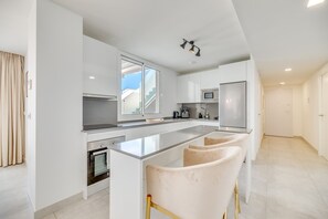 Een koelkast, een magnetron, een oven, een kookplaat