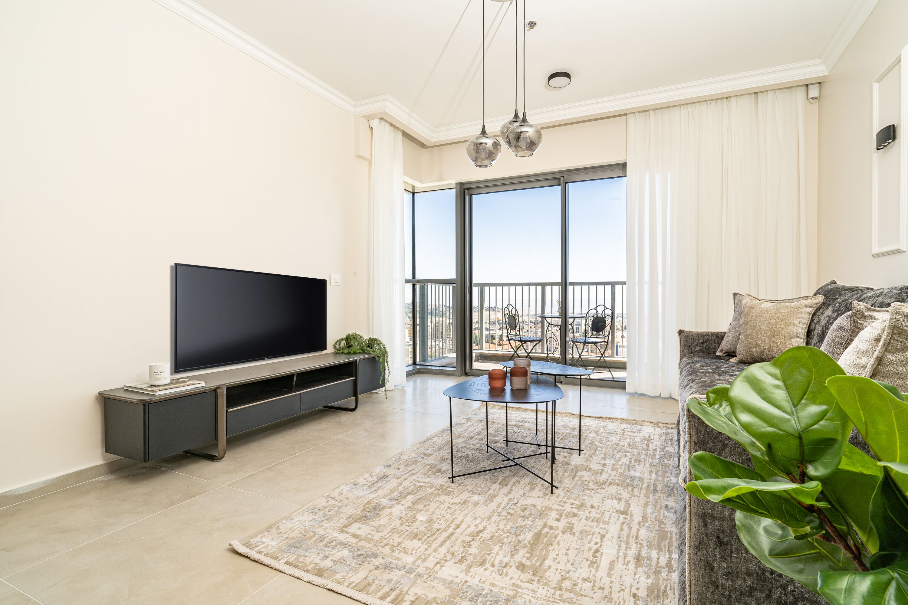 Deluxe appartement, 1 slaapkamer | Woonruimte | Een 50-inch smart-tv met kabelzenders