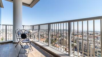 Deluxe Apartment, 2 Bedrooms | 3 bedrooms, premium bedding, Select Comfort beds, travel cot