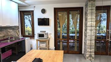 Frigorifero, microonde, forno, piano cottura