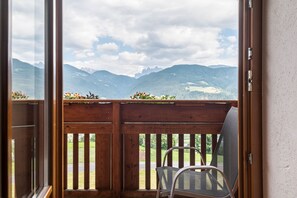Interior - Apartment "Woehrmannhof Birnblüte" with Mountain View, Shared Garden & Wi-Fi (Giovignano)