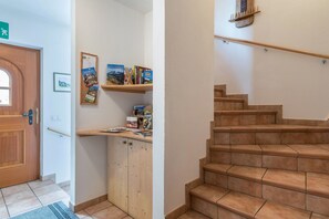 Interior - Apartment "Woehrmannhof Birnblüte" with Mountain View, Shared Garden & Wi-Fi (Giovignano)