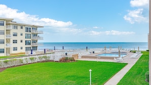 Un hôtel situé en bord de mer, doté d’une piscine, d’un espace extérieur aménagé et offrant une vue sur l’océan.