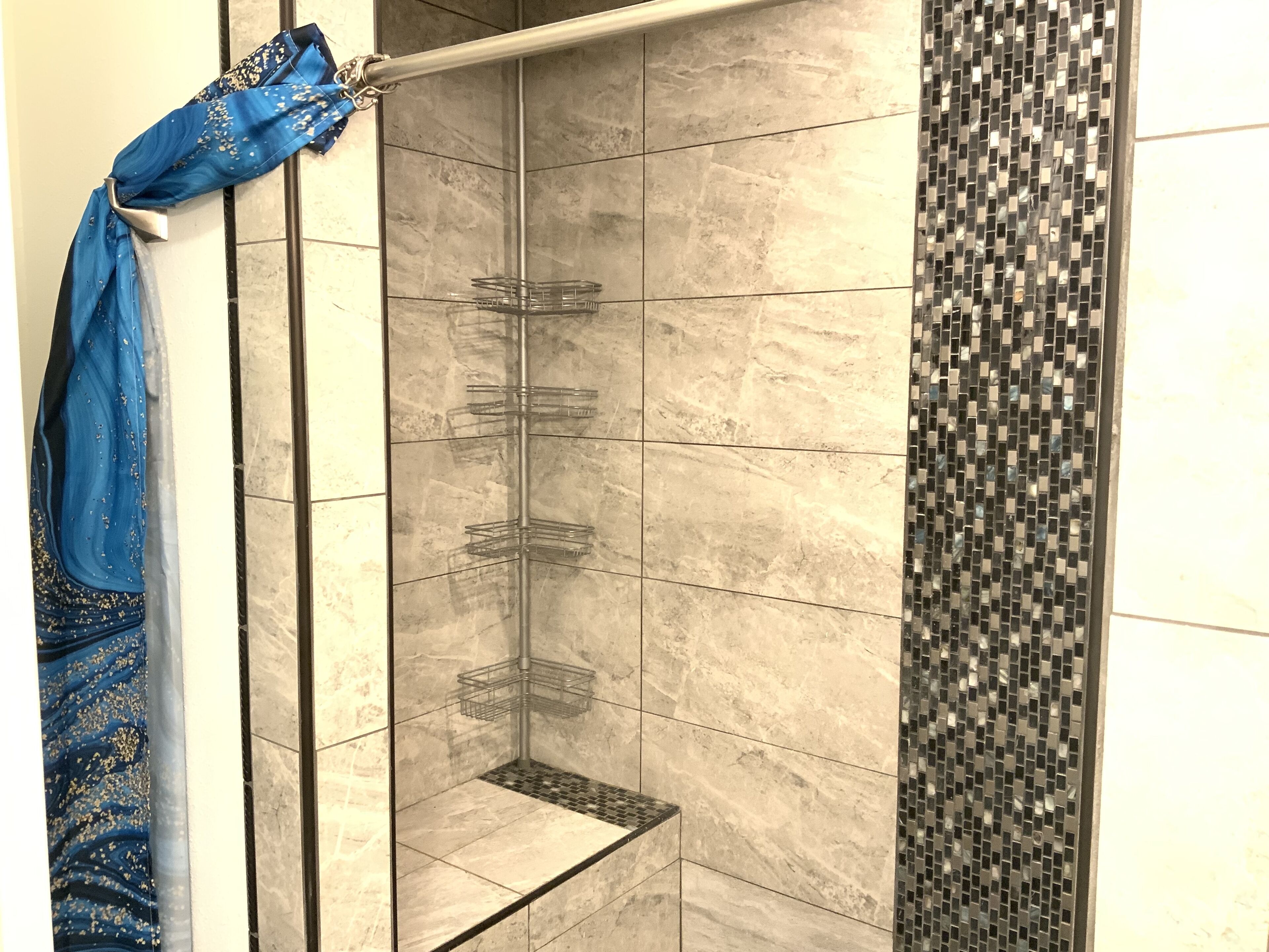 Asciugacapelli, asciugamani, sapone, shampoo