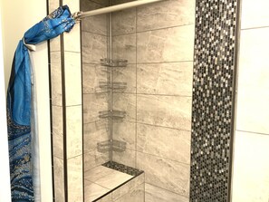Secador de cabelo, toalhas de banho, sabonete, shampoo