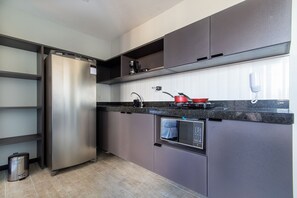 Estudio | Cocina privada | Refrigerador, microondas, parrilla de estufa y cafetera y tetera 